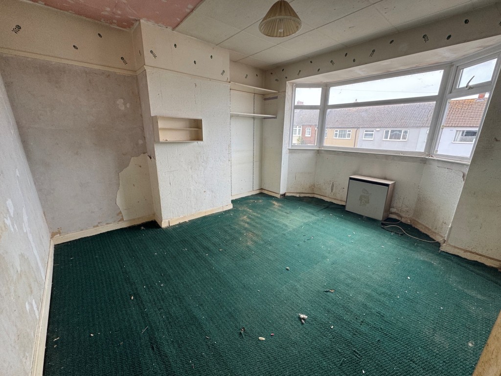 Lot: 16 - FIVE-BEDROOM HOUSE FOR TOTAL REFURBISHMENT WITH POTENTIAL PLOT - Bedroom 2